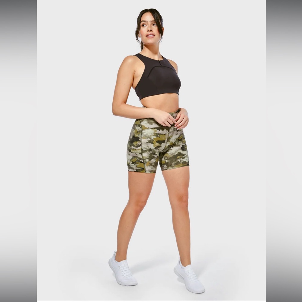 700. Lululemon Barry’s Bootcamp Power Thru HR Short 6” color seam juniper camo 6